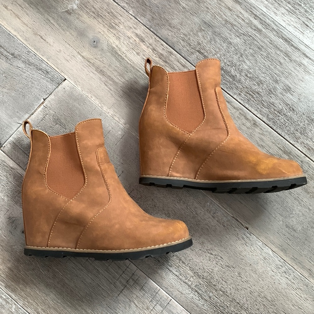 Super cute and comfy ankle booties! Great condition - Picture 1 of 6